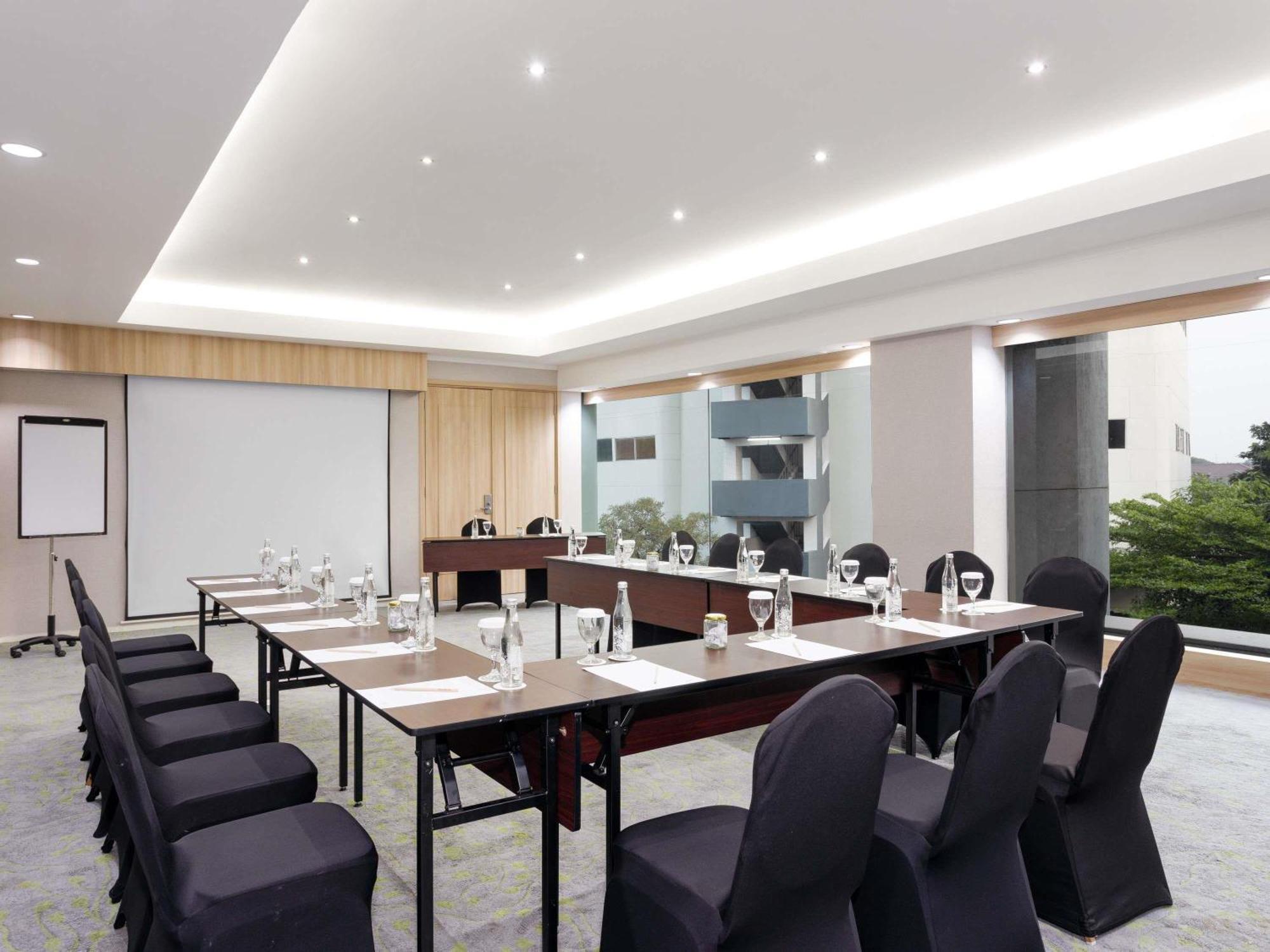 Mercure Simatupang 4*